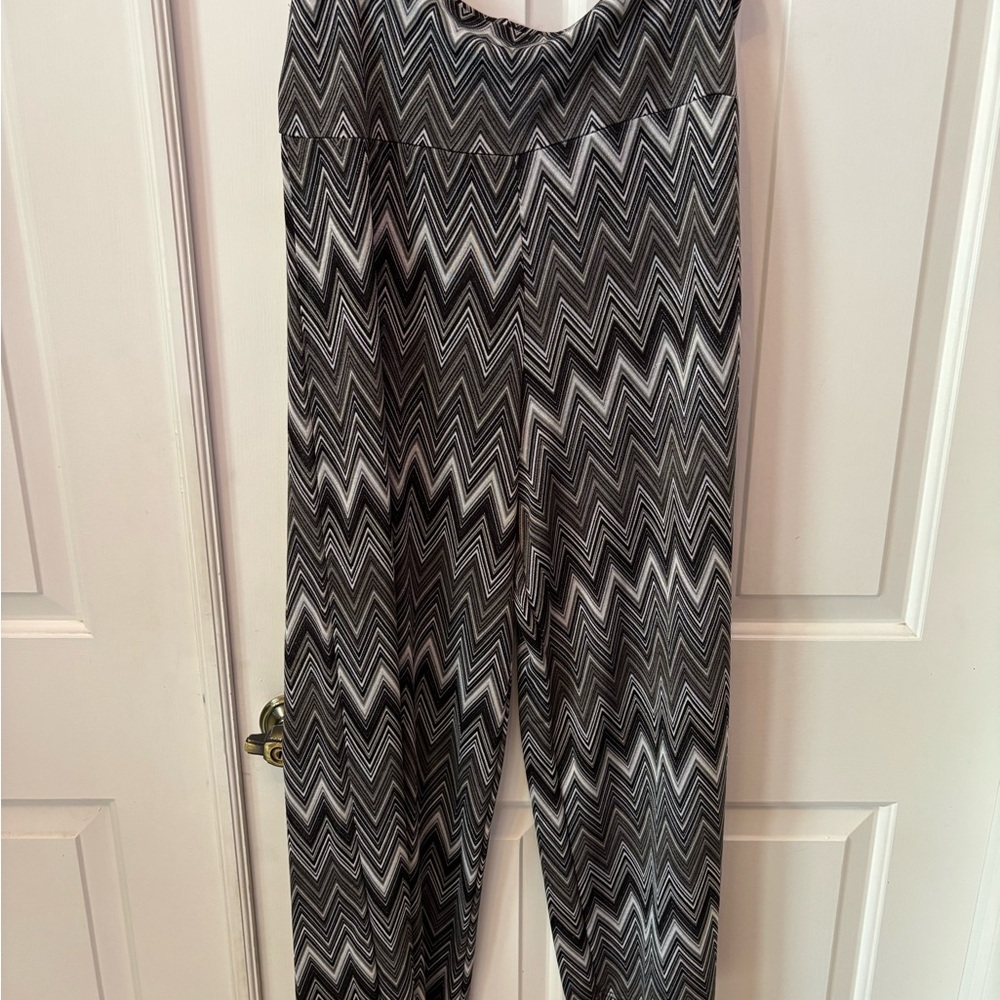 Black and white zig zag pants